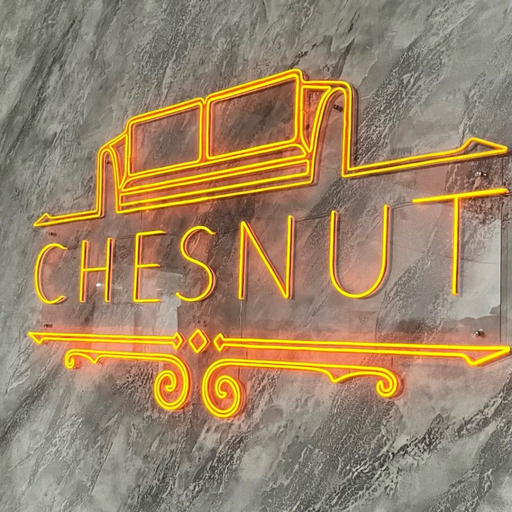 Вывеска CHESNUT в мастерской